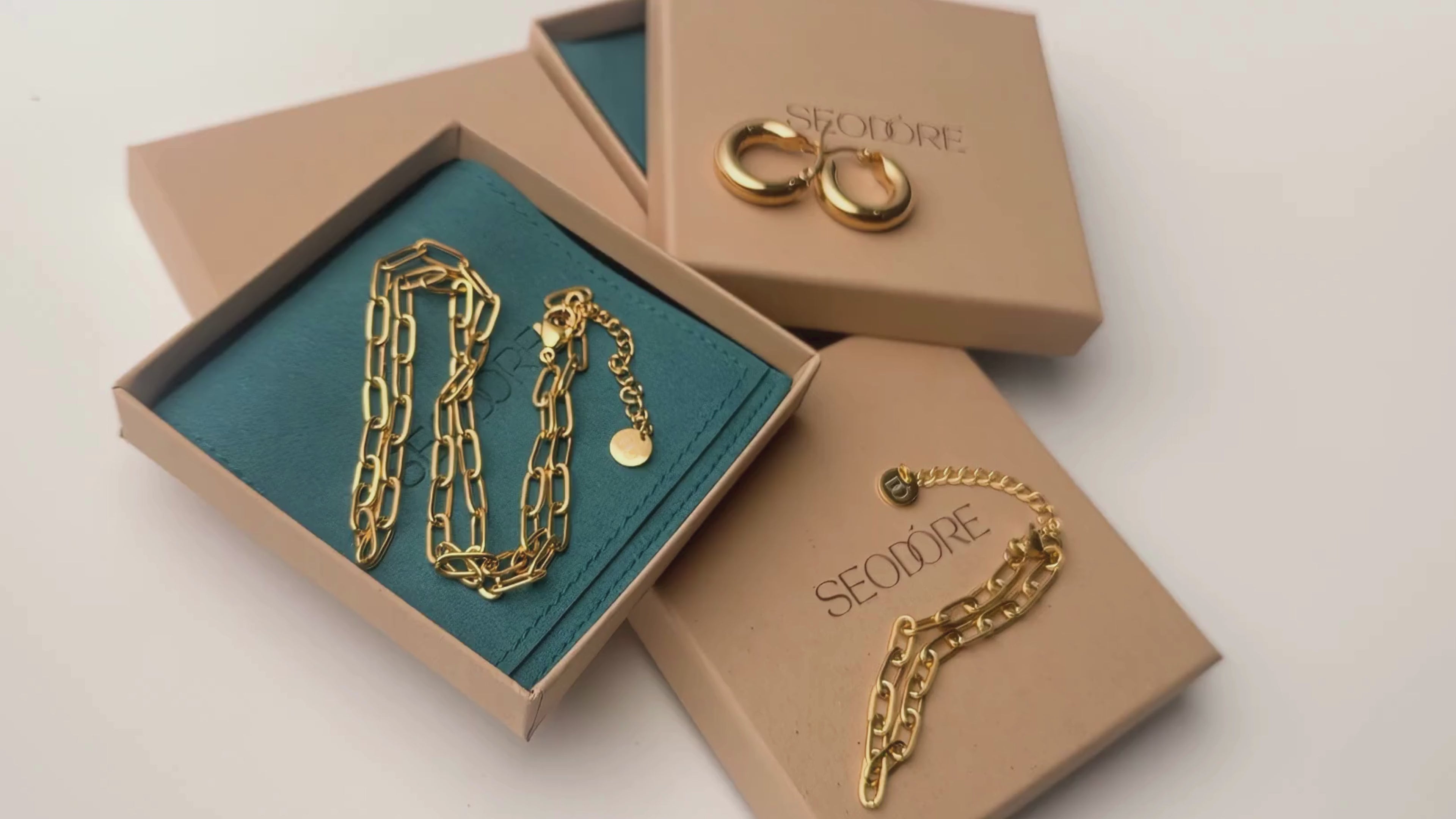 Load video: Seodore jewellery with branded travel pouch and gift box